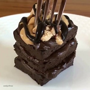 19K views · 372 reactions | This Flourless Chocolate Fudge Cake contains only 5 healthy ingredients!! This piece is 150 calories and has 12 g of protein  The recipe is in the e-cookbook at sarahlynnfit.com ✨ | Sarah's Fit Food | Facebook