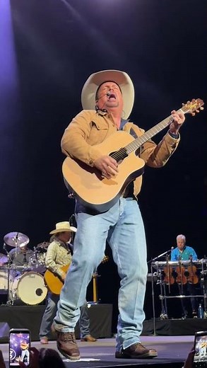 #garthbrooks sings “Thunder Rolls” #countrymusic #concert #90scountry