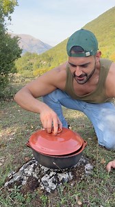 Cif e Ciaf un altro must della cucina abruzzese 😍. Il nome, “cif e ciaf”, è una sorta di onomatopea derivante dalla modalità di cottura delle carni, di solito ventresca, spuntature e ritagli che vengono rosolate velocemente in padella con olio e aglio. Un piatto della condivisione, soprattuto mangiato nelle ricorrenze. NB: questo piatto cambiava a seconda delle zone e dalle disponibilità delle famiglie e alcuni lo mangiavano anche in bianco. Vi voglio bene ❤️ Ingredienti per 4: -200g cipolla do