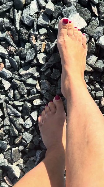 Walking barefoot on sharp gravel - can you handle it ?