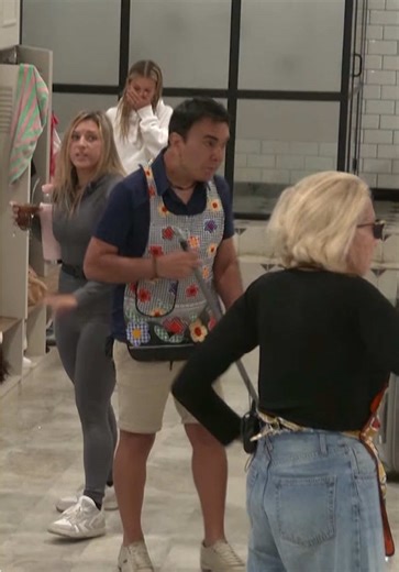 ¡Los trató de pelotudos! Laura Bozzo le tiró agua a Adrián y Agustina argumentando que estaba defendiendo a Milo, quien estaba muy afectada tras haber conversado con el español. #ElInternadoMega