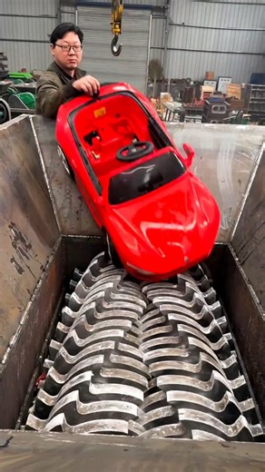 💥Dad accidentally broke Chiki’s remote control car in the machine😱🎁#shorts #shortsfeed #shortsviral