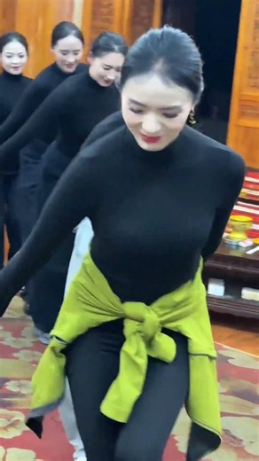 beautiful Tibetan Girl Performs Traditional Dance in Tibet #tibetan #viralshorts #gorshey #香格里拉
