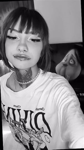 Ivara on Instagram: "日本利用压电瓷砖将脚步转化为电能。这些瓷砖捕捉来自你脚步的动能。当你行走时，你的重量和动作会对瓷砖产生压力。瓷砖会轻微弯曲，从而产生机械应力。瓷砖内部的压电材料将这种应力转化为电能。每一步都会产生少量电荷，而数百万步结合在一起就能产生足够的电力来 驱动LED灯、数字显示屏和传感器。在像涩谷车站这样繁忙的地方，每天大约有240万个脚步为这一系统作出贡献。这些电能可以被储存或立即使用，从而减少对传统电力来源的依赖，并支持可持续的城市基础设施。这种方法将日常运动转化为实用的可再生能源。#日本#知识#事实#你知道吗 #推荐#科技#创！ 新#历史#技术#实验#热门"