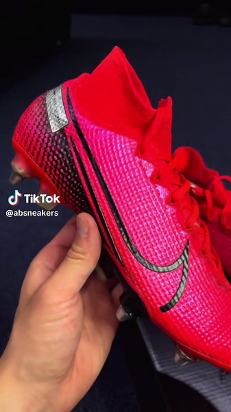 2020 Champions League Nights🎆 The Nike Mercurial Superfly 7 in the “Laser Crimson” colorway. Class boot, brings me back to PSG vs BVB in the Round of 16.🏟️ #nikesoccer #nikefootball #nikemercurial #mbappe #neymar#sancho #superfly7 #cleats#retrocleats #championsleague2020 #fyp
