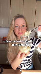 ✨ Dieses Kraut brennt dir dein Hirn weg. Und genau deshalb wirkt es auch.✨ Ich beiße rein. Meerrettich. Und dein Körper weiß sofort, was los ist. Meerrettich war früher keine Beilage. Er war Medizin. Ganz selbstverständlich. In jeder Küche. Besonders dann, wenn der Körper träge, verschleimt oder entzündet war. Die Schärfe kommt von Senfölglycosiden 🌱 Sie werden erst beim Schneiden und Kauen aktiv. Und genau dann beginnt die Arbeit. Diese Stoffe reizen gezielt die Schleimhäute. Nase. Nebenhöhlen