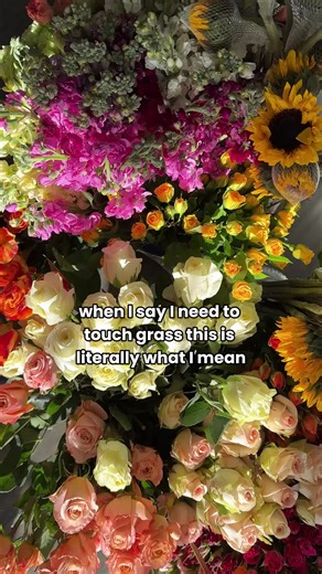 When I say I need to touch grass, this is what I mean 🌿 Touching grass before your wedding? Yes, please. Some people find the idea of playing with flowers before their big day intimidating, while others use it as an opportunity to get creative and regulate their nervous system. Research in environmental psychology and horticultural therapy shows that spending time with flowers; looking at them, smelling them, and arranging them, can help reduce stress and promote relaxation 🧘‍♀️ So what do you