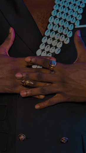 Aujourd’hui, j’ai présenté mon tout premier tapis rouge en tant qu’interviewer tapis rouge, aux TAKAD 2025 🎤✨ Ce n’est pas juste un micro, ce n’est pas juste une caméra. C’est le résultat de rêves silencieux, de doutes, de travail, et surtout de foi en moi, même quand personne ne regardait. J’ai commencé avec peu, mais avec une vision. Et aujourd’hui, je fais un pas de plus vers ce que je suis destiné à devenir. Merci à tous ceux qui ont cru en moi, à ceux qui m’ont critiqué aussi — vous m’avez