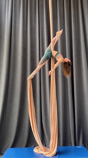Let’s dive into the (sometimes dreaded) world of square splits! 🤸‍♀️You’ve probably heard it before from your instructor or fellow aerialists - training square splits is crucial. But why is that and how can you tell if your splits are truly square? 🤔 In simple terms, a square split means positioning your hips and pelvis in a specific way. Picture this: your hips face forward, and your pelvis maintains a neutral position, avoiding excessive arching of your back. This alignment is key to unlocki