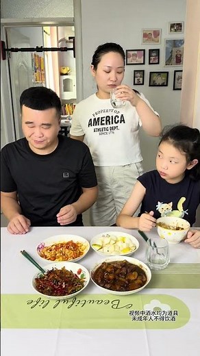 My daughter is so clever with the "substitute a princess by a cat" trick! #Zhao Nana