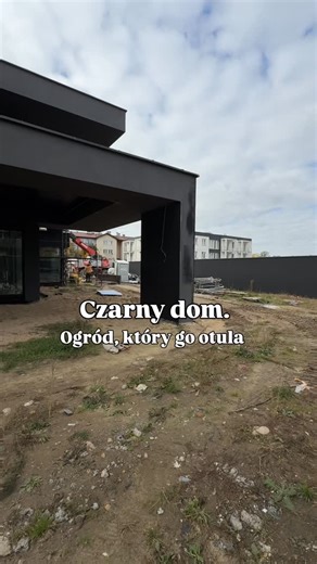 Gabriela Kijewicz | ogrody & architektura krajobrazu on Instagram: "Czarny, mocny w formie dom i ogród, który go otula, równoważy. Ta wersja bardzo się Wam spodobała 😍 Mała działka w centrum miasta , duże wymagania Inwestorów: basen, wgłębnik, kuchnia ogrodowa. Przestrzeń zaprojektowana jak salon pod chmurką z myślą o prywatności, ciszy i codziennym komforcie. Zieleń potraktowana jak sztuka — panele roślinne w ramach, rzeźby, woda… To pierwsza wersja koncepcji zagospodarowania małego ogrodu. Są