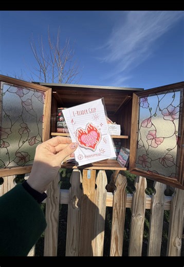 Suns out books out! @Mad Poppy Reads popped by today with some of the CUTEST book merch I have ever seen! 😍🤗📖 Give her a follow, order something cute and tell us all about it!! I can’t wait to use my new e-reader grip on my kindle! #ACOTAR #FourthWing #booktok #nashvilletennessee #bookmerch 💅🏼: @Glamnetic Bluebelle