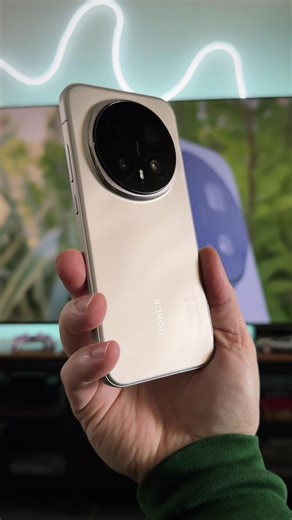 Llevaba tiempo queriendo dar este salto y por fin está aquí. El nuevo Honor Magic 8 Pro. 📦✨ No es solo un unboxing más, es mi nueva herramienta de trabajo. A partir de hoy mismo, todo lo que veas en este perfil (Reels, fotos, historias) está grabado y editado 100% con este teléfono. Me tiene obsesionado lo fluido que va y, sobre todo, la cámara. Si la calidad del contenido sube de nivel, ya sabéis de quién es la culpa. 😉 No te pierdas el próximo contenido por aquí porque pienso exprimirlo al m