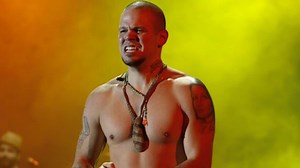 ¡Tranquilo René! El de Calle 13 trompeó a un fan en el escenario