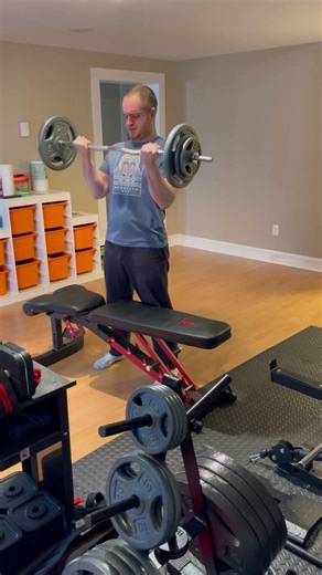 90 pound EZ barbell bicep curls. 3rd set, form quite loose 🫠🤣🏋️‍♀️💪😁🔥