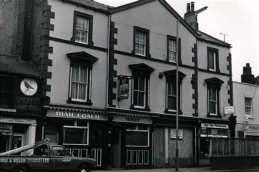 27 photos showing popular pubs you may remember drinking at in the 70s