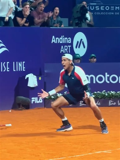 ¡El festejo de Ale Tabilo 🇨🇱 tras vencer a Joao Fonseca 🇧🇷 en el Argentina Open! Video: @gregogastaldi (Ig)