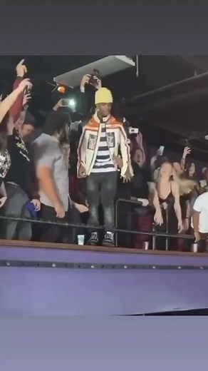 Full send!! #skimask #skimasktheslumpgod #thestokeleytour #stokeleytour #crowdsurf #liveconcert #concert #meetmyfam #lastminutexmas