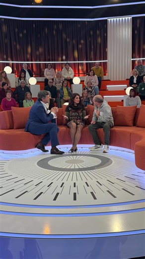 A vida ensinou desde cedo à Maria o que era ausência. A mãe morreu no parto e o pai partiu sem explicações. Criada pelos avós, que faleceram quando tinha apenas 15 anos. Maria ficou sozinha e com apenas uma pergunta: “Porque é que o meu pai nunca me veio buscar?” Quarenta anos depois, decidiu procurar a verdade e o passado bateu à porta: o pai foi encontrado em França. ❤️‍🩹 #MomentoCertoTVI | TVI