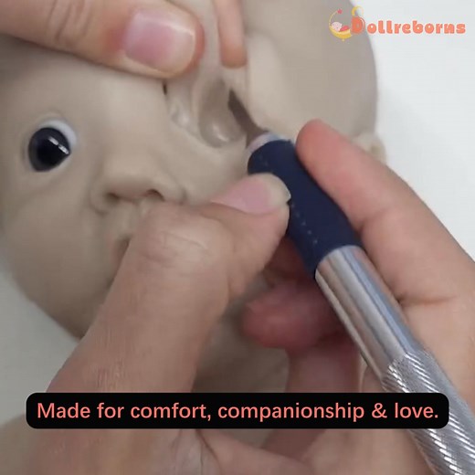 Holiday magic starts in the studio ✨ Watch how each reborn baby is handcrafted with care — from sculpting, painting, to the final soft touch. This Black Friday, bring home a baby made with love. 💗 🎁 Black Friday Offers: ✔ Free Shipping on Orders $199 ✔ Extra 15% Off — 𝐂𝐎𝐃𝐄: 𝐁𝐅𝐂𝐌𝟏𝟓 Don’t wait — the sweetest babies and the biggest savings of the year are here. 🍼💞 | Dollreborns