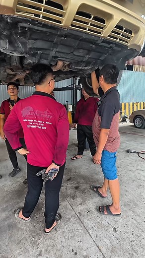 Highlander vào gara với tình trạng gầm kêu, xe rung khi đề pa. Kiểm tra phát hiện: ⚙️ cao su chân máy thợ đã ép lại bằng cao su càng A ➡️ Tiến hành ép lại cao su càng A, thay đúng loại cao su chân máy theo xe. ‼️ Phụ tùng gầm không phải thay gì cũng được – thay đúng chủng loại, đúng chất liệu mới đảm bảo độ êm và bền lâu. Gầm êm – máy khỏe – xe đi mới sướng! #garagequangdinh #suachuoto #tietkiemchiphi #Highlander | Garage Quang Đỉnh - Chuyên Sữa Chữa Thay Thế Gầm Ô Tô