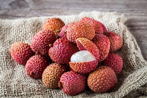 Elle transforme ses noyaux de litchi en une splendide forêt rose en un mois seulement (vidéo)