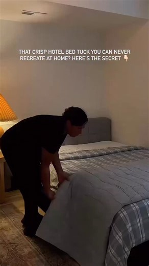 how to tuck the perfect bed 👇 1️⃣ Pull linens tight (no wrinkles!) 2️⃣ Fold corners military-style 3️⃣ Layer duvet halfway for that ‘effortless’ look 4️⃣ Finish with a fluff mist of linen spray 🌿 #HomeHack #cleangirlera | Glam Home Cleaning