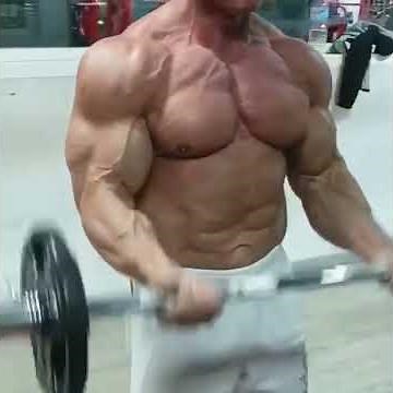 Muscle dad - Papi is buff!