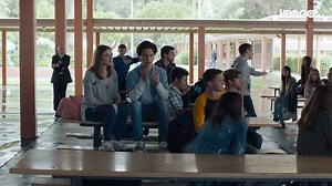 Multirasna porodica koju čine muž, žena, troje usvojene dece iz Somalije, Vijetnama i Kolumbije, i jedno biološko dete, shvataju da je njihova bliskost na probi kad jedno od dece počne da vidi stvari koje ostali ne mogu. Serija "Ovde i sad" stiže ovog proleća na HBO GO. | HBO Max