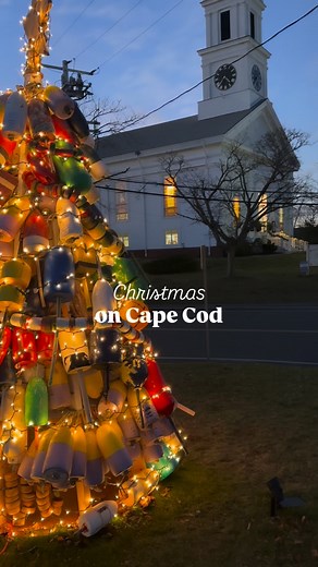 The Guidebook of Cape Cod - Travel Guide on Instagram: "Cape Cod Holiday Bucket List 👇 every town and village on the Cape has a special way to celebrate the holidays. What did we miss?! Flood the comment section with all the holiday things to do on the Cape & Islands 🥰 🐚 Gardens Aglow @ Heritage Museums & Gardens, Sandwich @heritagemuseums 🎁 Hyannis Main Street Holiday Stroll & Love Local Holiday Market – Dec 6 @ Hyannis Main Street @lovelivelocal @hyannismainstreet 🚂 The Polar Express Trai