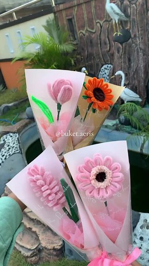 Single buket yang super gemes spesial handmade dari buket aeris🌸💐 #pipecleanerflowers #buketkawatbulu #kawatbulubucket #buketbunga #buketwisuda #buketmurah #singlebuket