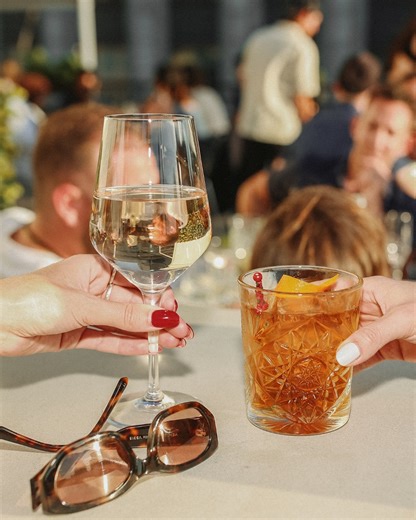 139K views · 1.1K reactions | Le soleil brille, les verres tintent,...