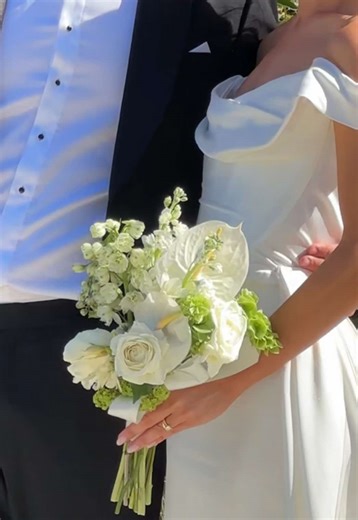 What Happens After a Bouquet Toss: A Funny Wedding Moment