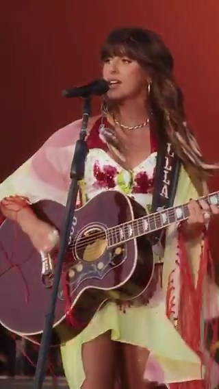 She was absolutely gorgeous, and the outfit and the performance were amazing!!! She's a dream.🎸🔥🎸