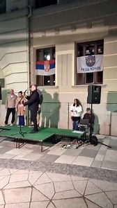 Ko sa Micom Zavetnicom i Vučićem ispija rujno vino prolazi kao večeras Boško Obradović u Čačku. Sugradjani negoduju i traže da ne govori. | Predrag Veljkovic