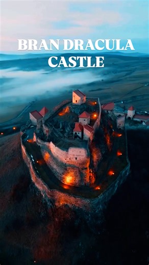 📍 BRAN CASTLE – KHI TRUYỀN THUYẾT DRACULA TRỞ THÀNH ĐIỂM ĐẾN 🦇 Ẩn mình giữa vùng núi Transylvania mờ sương của Romania, lâu đài Bran không chỉ là một công trình kiến trúc Trung Cổ cổ kính, mà còn là nơi gắn liền với truyền thuyết rùng rợn nhất châu Âu – Bá tước Dracula. 🏰 Tòa lâu đài sừng sững trên vách đá, với những tháp nhọn vươn lên bầu trời xám, hành lang hẹp uốn lượn và những căn phòng đá lạnh lẽo, tạo nên cảm giác như thời gian đã ngừng trôi. Chính khung cảnh u ám, bí ẩn này được cho là