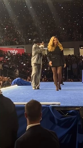 Beyoncé reached out to make sure Kelly’s hand was grabbing hers🥺🥺she didn’t want her alone.