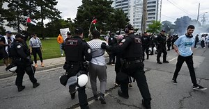 Toronto ‘Walk with Israel’ march confronted by pro-Palestinian protesters