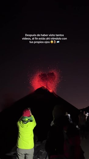 Algo que nunca voy a olvidar 🥹🌋 Después de haber visto tantos videos al fin pude verlo con mis propios ojos 🤩 Solo tenemos una vida para intentarlo! Tienen que visitar Guatemala . . . #volcandefuego #erupcion #guatemala #antiguaguatemala #viajaresvivir