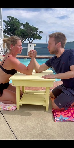 arm wrestling one of the world’s strongest female bodybuilders. #fyp #gains #bodybuilding @Miranda Michele