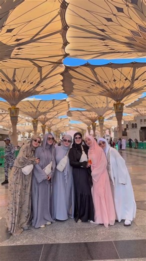 🕋🤲 In Tears of Devotion — A Heartfelt Moment of Prayer at Hajj ✨