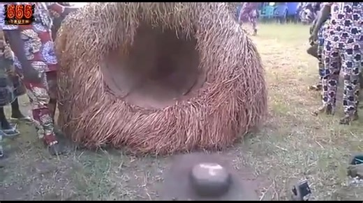 实拍表演巫毒秘术赞比托现场，干草堆竟自己动了起来