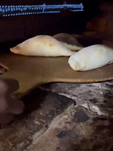 🔥🍕 El secreto de una verdadera pizza artesanal está en el horno. El calor, la textura de la masa, el queso perfectamente gratinado y ese sabor único hacen toda la diferencia. En Arte y Pizza llevamos cada pizza a otro nivel con nuestro horno artesanal. 📍 Calle 33 # 8G-01 Barrio cambulos 📲 Domicilios y pedidos: 3136087749 – 3158225046 #PizzaArtesanal #ArteYPizza #pizzaenneiva