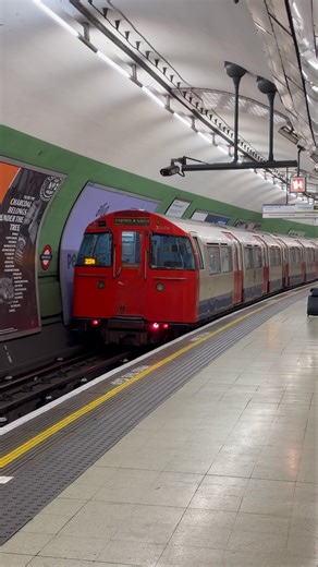Bakerloo Line: Departing From Paddington ~ #train #trainspotting