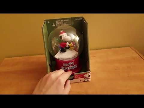 Gemmy 2017 Snoopy Snow Globe