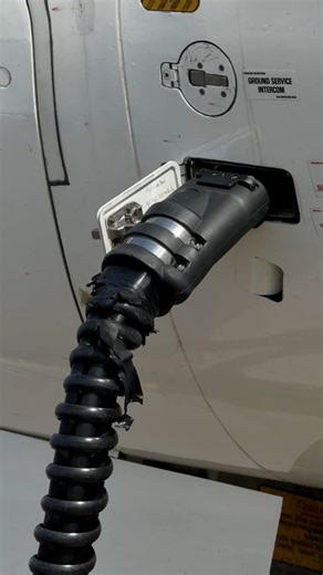 Ground power unit . #plane #planes #planespotting #planespotter #planelover #planevideo #aviation #aviationlover #aviationdaily #aviationvideo #airport #airportlife #airportdaily #sydney #australia #australian #aeroplane #airplane #aircraft #airlines #airliner #airways #airlift #runway #pilot #pilots #pilotlife #crew #crewlife | Tarmacc