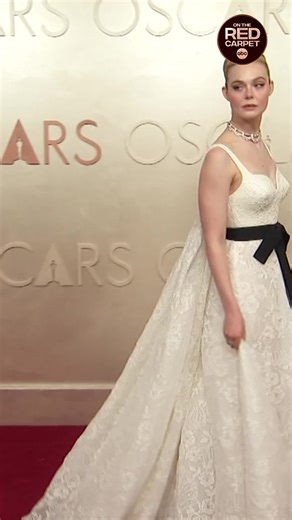 Oscars Fashion Cam: Elle Fanning on the Red Carpet