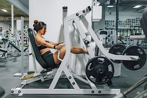Extensiones de cuádriceps con cadera extendida o con cadera flexionada: ¿qué opción es mejor?