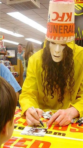 Buckethead dancing at Tower Records 😮 #guitar #music #buckethead #shorts #unmasked #rare #nostalgia