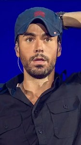 El Distanciamiento con Julio Iglesias 😔 https://youtube.com/live/iblP9HSD6dk Enrique Iglesias fue rechazado, ocultado y subestimado… incluso por su propio padre. Esta es la historia del dolor que lo convirtió en leyenda. Desde el rechazo escolar que despertó su sensibilidad, los $500 de su nana para grabar su primer demo a escondidas, hasta el éxito que lo llevó al amor de su vida, Anna Kurnikova. Una historia que nadie te contó completa. Te lo platico todo aquí en el canal de YouTube de #ElFil